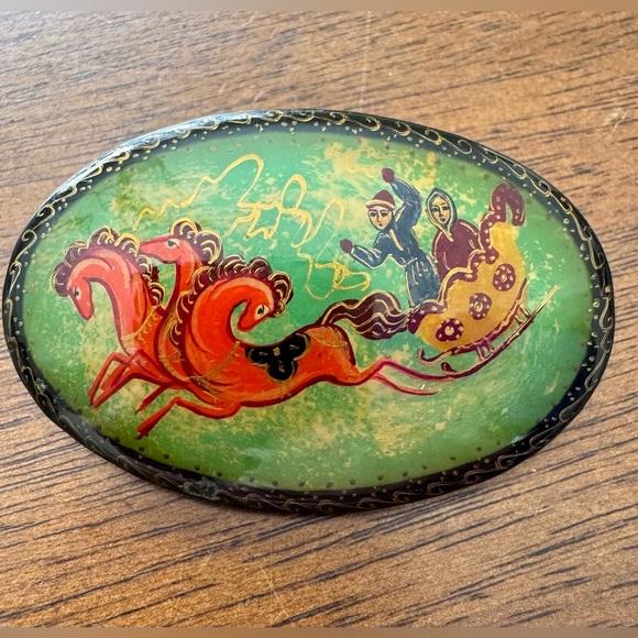VTG Russian Hand-painted Lacquer Brooch with a “Troika” Scene - Picture 6 of 6